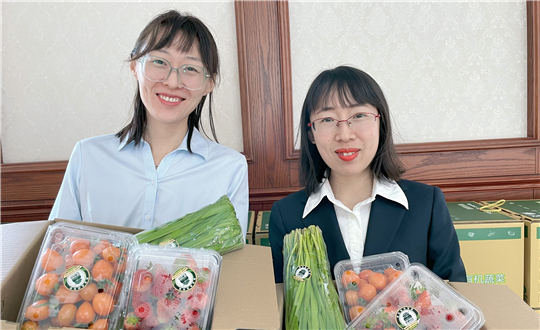 0.女家人幸福地展示节日福利_副本.jpg