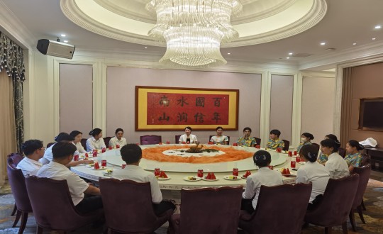 19.酒店公司召开实习生沟通交流座谈会_副本.jpg